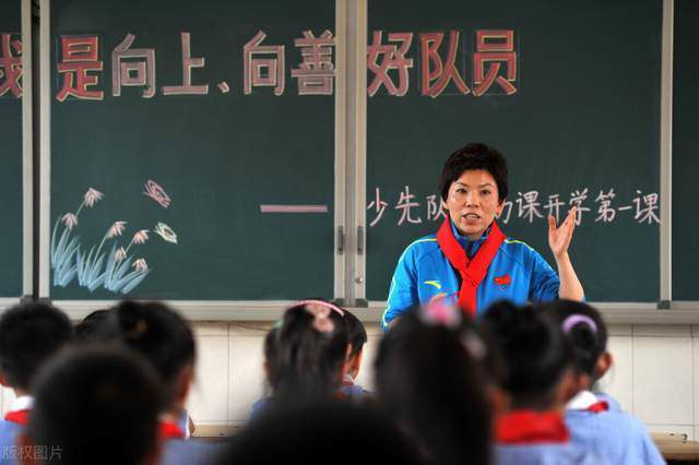 海报视觉上，以极具中国特色的水墨风呈现，画面中影片主角乔峰被团团围住，他身上一抹红色与周围人物形成鲜明对比